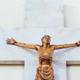 ...realizzando Ges� quasi rassegnato, con lo sguardo verso l�alto, una mano che grida aiuto e l�altra gi� abbandonata alla morte�